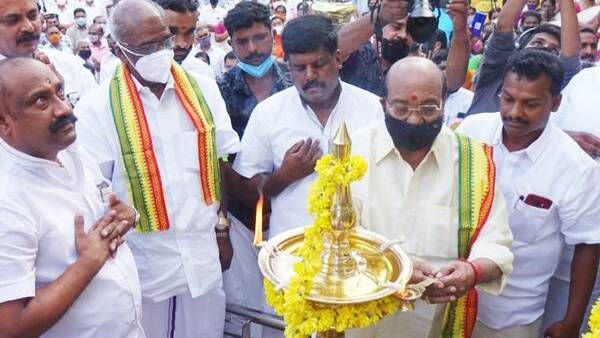 പഴയതൊക്കെ മറന്നു, മന്ത്രി മണി സൂപ്പറാണെന്ന് വെള്ളാപ്പള്ളി, കളിയാക്കിയവരൊക്കെ തിരുത്തിയെന്ന് മണി!!