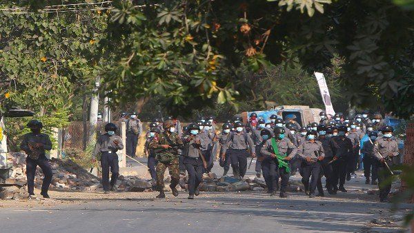 ചോരക്കളമായി മ്യാന്‍മറിലെ തെരുവ്, സൈന്യത്തിനെതിരെയുള്ള പോരാട്ടത്തില്‍ കൊല്ലപ്പെട്ടത് 18 പേര്‍!!