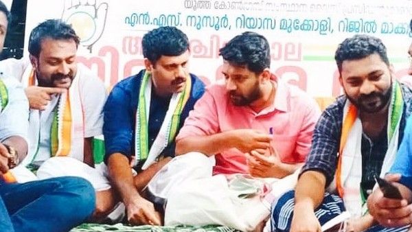 'പിസി ജോര്‍ജിന് യോഗിയുടെ ഭാഷ; ഷാള്‍ സ്വീകരിക്കുന്നതിനേക്കാള്‍ നല്ലത് നിരാഹാരം അവസാനിപ്പിക്കല്‍'