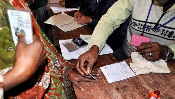 കോഴിക്കോട്ട് ഹാജരാകാനാവാത്ത വോട്ടര്‍മാരെ തേടി പോളിങ് ഉദ്യോഗസ്ഥര്‍ വീടുകളിലെത്തും