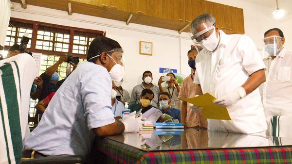 നാമനിര്‍ദേശ പത്രിക സമര്‍പ്പിച്ച് മുഖ്യമന്ത്രി പിണറായി വിജയന്‍, ധർമ്മടത്ത് സ്ഥാനാർത്ഥിയാകാതെ കോൺഗ്രസ്