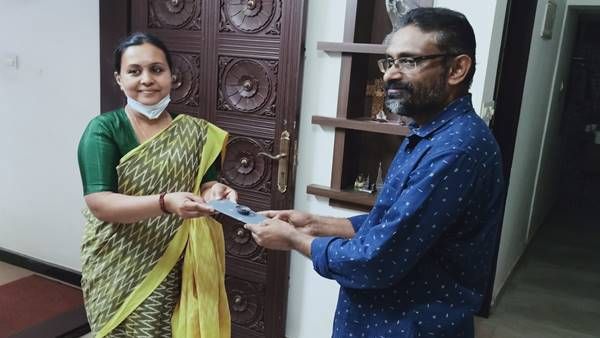 ആറന്മുളയില്‍ വീണ ജോര്‍ജിന്റെ വിജയം അനിവാര്യമാണ്; കെട്ടിവയ്ക്കാനുള്ള തുക കൈമാറി ബെന്യാമിന്‍