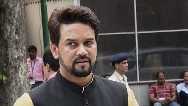 ഇന്ധന നികുതി കുറയ്ക്കന്നതിനെക്കുറിച്ച് കേന്ദ്രവും സംസ്ഥാനങ്ങളും ചിന്തിക്കണം: അനുരാഗ് താക്കൂർ