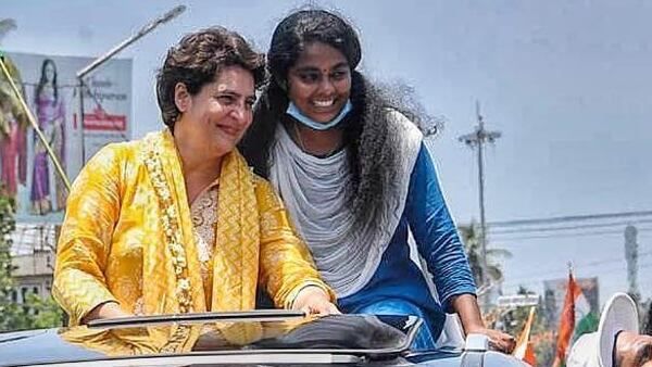 അരിതയുടെ വീട്ടില്‍ പ്രിയങ്കാ ഗാന്ധിയുടെ സര്‍പ്രൈസ് എന്‍ട്രി, പശുവളര്‍ത്തല്‍ ചോദിച്ചറിഞ്ഞ് കരുതല്‍!!