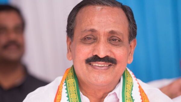 എലത്തൂരില്‍ ആളും അര്‍ഥവുമില്ലാത്ത സ്ഥാനാര്‍ത്ഥിയെന്ന് രാഘവന്‍, വരത്തനാണ് രാഘവനെന്ന് സുല്‍ഫിക്കര്‍