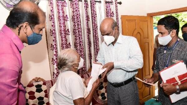 96ന്റെ നിറവില്‍ മേരി, ഇത്തവണ പോസ്റ്റല്‍ ബാലറ്റ്, മറക്കാതെ ചെയ്യും, കളക്ടര്‍ അപേക്ഷ കൈമാറി