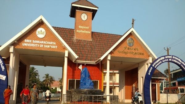 ഹോളി ആഘോഷത്തിനിടെ സംഘർഷം; കാലടി ശ്രീശങ്കര കോളെജിൽ രണ്ട് പേർക്ക് കുത്തേറ്റു