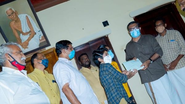 തൃത്താലപ്പോര്: എംബി രാജേഷിന് കെട്ടിവെക്കാനുള്ള തുക നല്‍കി വിടി ഭട്ടതിരിപ്പാടിന്‍റെ കുടുംബം