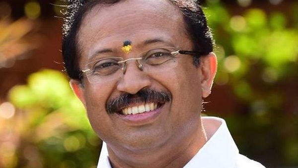 മുഖ്യമന്ത്രി മുത്താണെന്ന് പറയാന്‍ അവതാരകര്‍ പരസ്പരം മല്‍സരിക്കുന്നു:സര്‍വേകള്‍ക്കെതിരെ വി മുരളീധരന്‍