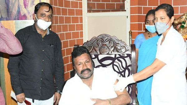 വീട്ടിൽ വെച്ച് കൊവിഡ് വാക്സിൻ കുത്തിവെയ്പ്പെടുത്ത് മന്ത്രി; സർക്കാരിൽ നിന്ന് വിശദീകരണം തേടി കേന്ദ്രം