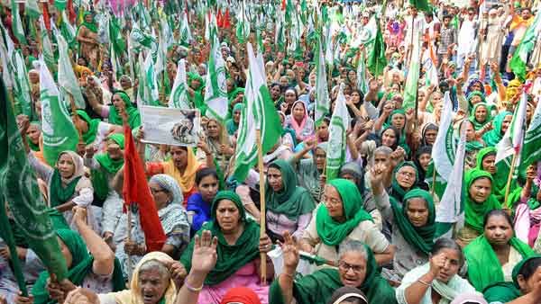 വനിതാ ദിനത്തിൽ കർഷക സമരം നയിച്ച് സ്ത്രീകൾ, ട്രാക്ടറുകളിലും ബസുകളിലും ആയിരങ്ങൾ