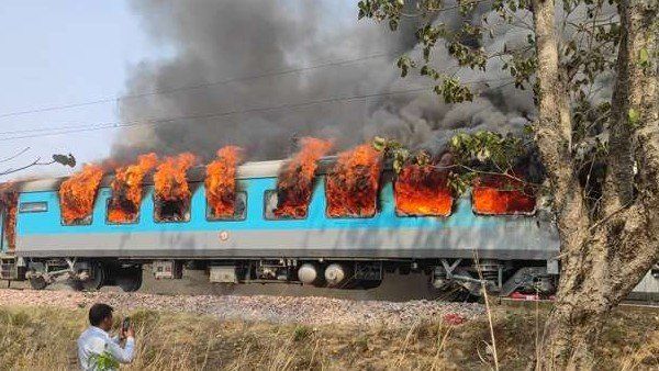 ദില്ലി-ഡെറാഡൂണ്‍ ശതാബ്ദി എക്‌സ്പ്രസില്‍ തീപിടുത്തം, ഷോര്‍ട്ട് സര്‍ക്യൂട്ടെന്ന് റെയില്‍വേ!!