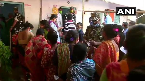 പശ്ചിമബംഗാളില്‍ അഞ്ചാം ഘട്ട വോട്ടെടുപ്പ് ആരംഭിച്ചു; പ്രതീക്ഷയോടെ മുന്നണികള്‍, കനത്ത സുരക്ഷ