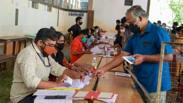 സംസ്ഥാനത്ത് കനത്ത പോളിംഗ്; ആറര മണിക്കൂറില്‍ 50 ശതമാനം പോളിംഗ് രേഖപ്പെടുത്തി