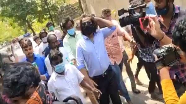 തിരഞ്ഞെടുപ്പ്: കാല്‍നടയായി വോട്ട് ചെയ്യാനെത്തി സൂപ്പര്‍ താരം വിക്രം, അമ്പരന്ന് ആരാധകര്‍