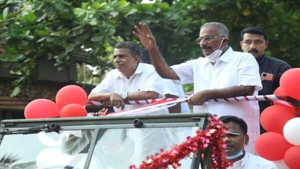 എലത്തൂരിനെ ഇളക്കി മറിച്ച് ശശീന്ദ്രന്റെ റോഡ് ഷോ, വിജയം പിടിക്കാന്‍ ഗൃഹസന്ദര്‍ശനവും തുടങ്ങി