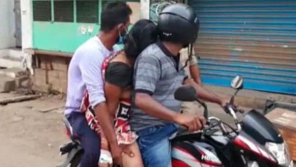 നടുക്കുന്ന കാഴ്ച!! ആംബുലന്‍സ് കിട്ടിയില്ല, സ്ത്രീയുടെ മൃതദേഹം കൊണ്ടുപോയത് ബൈക്കില്‍