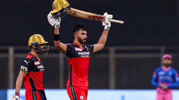 സെഞ്ചുറി വേണ്ട മത്സരം ഫിനിഷ് ചെയ്യാൻ ദേവ്ദത്ത് ആവശ്യപ്പെട്ടു, ഭാവിയിൽ വലിയ പ്രതീക്ഷ അവനിലുണ്ട്; കോഹ്‌ലി