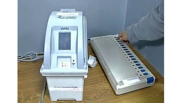 തൃണമൂൽ നേതാവിന്റെ വീട്ടിൽ നിന്ന് ഇവിഎം: ബംഗാളിൽ സെക്ടർ ഓഫീസർക്ക് സസ്പെൻഷൻ