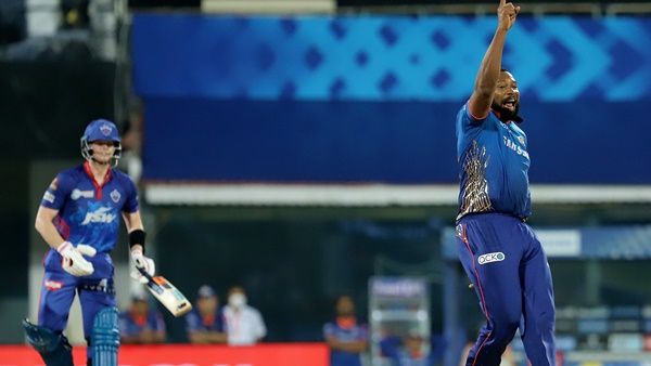 ക്രീസിൽ നിൽക്കടാ...; ശിഖർ ധവാന് 'മങ്കാദിങ്' മുന്നറിയിപ്പ് നൽകി പൊള്ളാർഡ്