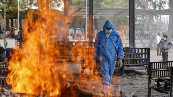 മൃതദേഹങ്ങൾ കൊണ്ട് നിറഞ്ഞ് ശ്മശാനങ്ങൾ: ഒരു ദിവസത്തിലധികം നീളുന്ന കാത്തിരിപ്പ് , ചരിത്രത്തിൽ ആദ്യം