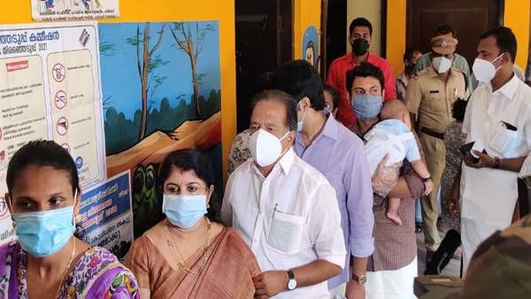 സ്ട്രോങ്ങ്‌ റൂമിന്റെ പുറത്ത് കൃത്യമായ നിരീക്ഷണം ഉറപ്പാക്കണം; കോൺഗ്രസ് പ്രവർത്തകരോട് ചെന്നിത്തല