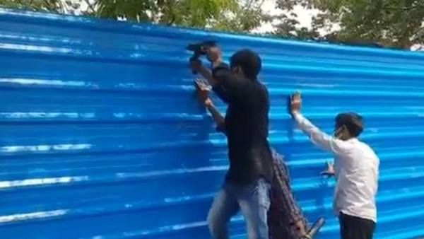 മൃതദേഹങ്ങൾ കൂട്ടമായി സംസ്കരിക്കുന്ന ദൃശ്യങ്ങൾ പുറത്ത്: ശ്മശാനങ്ങൾ മറച്ചുകെട്ടി യുപി അധികൃതർ