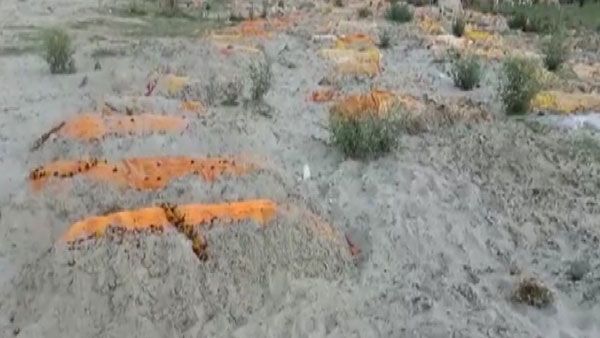 ഗംഗാ നദീതീരത്ത് മൃതദേഹങ്ങള്‍ കൂട്ടത്തോടെ കുഴിച്ചിട്ട നിലയില്‍: റിപ്പോര്‍ട്ട് തേടി യുപി സര്‍ക്കാര്‍