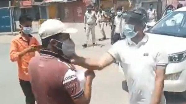 ഫോൺ നിലത്തെറിഞ്ഞു തകർത്തു, പിന്നെ മുഖത്തടിച്ചു; ലോക്ക്ഡൗൺ ലംഘിച്ചതിന് യുവാവിനോട് കലക്ടറുടെ പരാക്രമം
