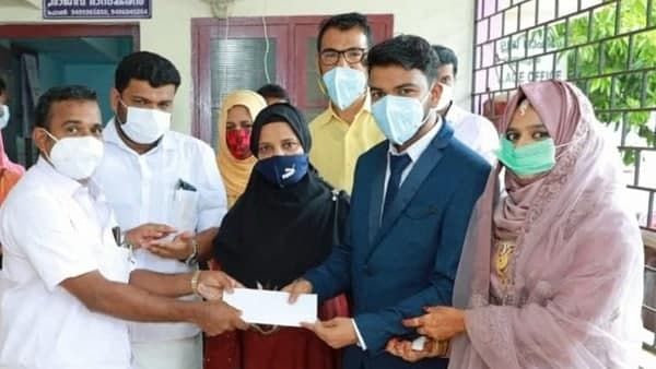 ഈ മാതൃകയ്ക്കാണ് കൈയ്യടി; സമൂഹ അടുക്കളയിലേക്ക് സംഭാവനയുമായി നവദമ്പതികള്‍