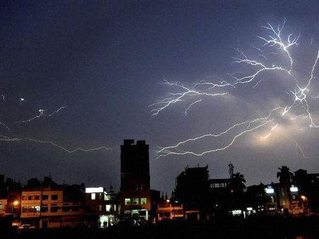 മൂവാറ്റുപുഴയിൽ മിന്നലേറ്റ് ഒരാൾ മരിച്ചു: പരിക്കേറ്റവരിൽ രണ്ട് പേരുടെ നില ഗുരുതരം