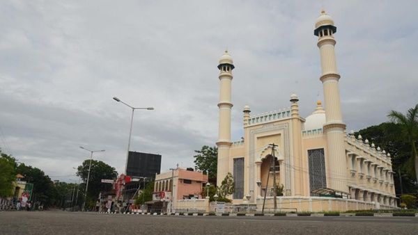 കൂട്ടപ്രാര്‍ത്ഥനയും കൂടിച്ചേരലുകളും ഇല്ല; ചെറിയ പെരുന്നാള്‍ ആഘോഷം വീടുകളിലൊതുക്കി വിശ്വാസി സമൂഹം