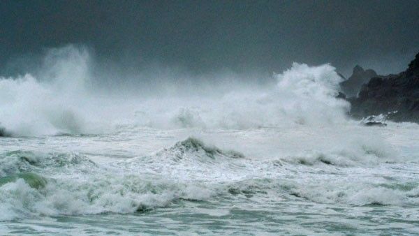 അപ്രതീക്ഷിത മഴ, കടല്‍ ക്ഷോഭം; വീടുകള്‍ തകര്‍ന്നു, ആളുകളെ മാറ്റുന്നു, ക്യാമ്പുകള്‍ തുറന്നു