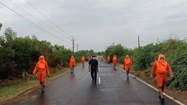 യാസ് ചുഴലിക്കാറ്റ് ദുർബലമാകുന്നു; നാല് മരണം ഉൾപ്പടെ വലിയ നാശനഷ്ടം