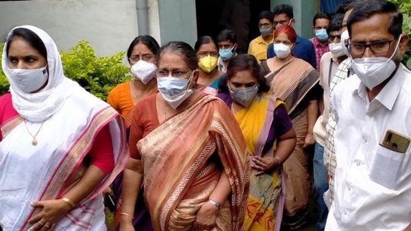 തേനും പാലും നല്‍കിയാലും ബന്ധനം തന്നെ; നെൻമാറ സംഭവത്തിൽ വനിതാ കമ്മിഷന്‍