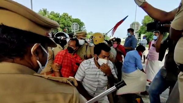 കൊല്ലം ബൈപ്പാസില്‍ ടോള്‍ പിരിവ് തുടങ്ങി; നാട്ടുകാരും പോലീസും തമ്മില്‍ സംഘര്‍ഷം