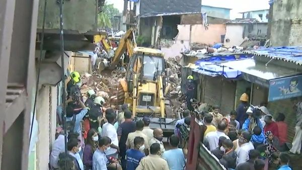 മുംബൈയിൽ കെട്ടിടം തകർന്ന് വീണ് അപകടം; 11 മരണം, കൂടുതൽ ആളുകൾ അവശിഷ്ടങ്ങൾക്കിടയിൽ കുടുങ്ങി കിടക്കുന്നു