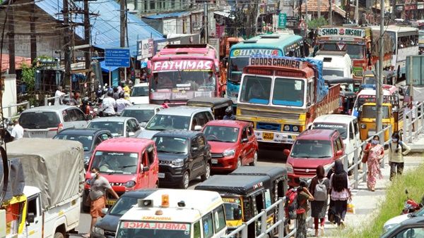 നിരത്തുകള്‍ സ്തംഭിപ്പിച്ച് ചക്രസ്തംഭന സമരം: ആയിരത്തിലേറെ കേന്ദ്രങ്ങളില്‍ പ്രതിഷേധം