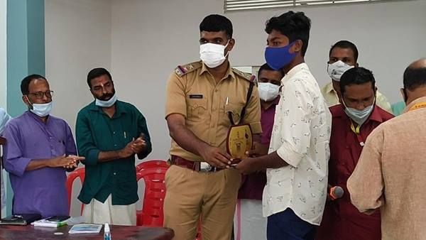 എ പ്ലസ് നേടിയ വിദ്യാർത്ഥികൾക്ക് ആദരവുമായി സ്നേഹസ്പർശം ഫൗണ്ടേഷൻ