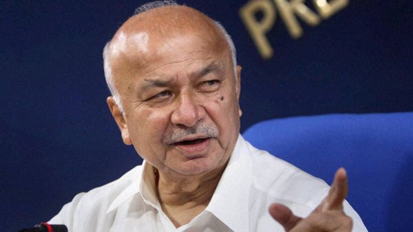 സംവാദമില്ല, ചര്‍ച്ചകളില്ല, കോണ്‍ഗ്രസില്‍ ജനാധിപത്യമില്ലെന്ന് പറഞ്ഞ് സുശീല്‍ കുമാര്‍ ഷിന്‍ഡെ