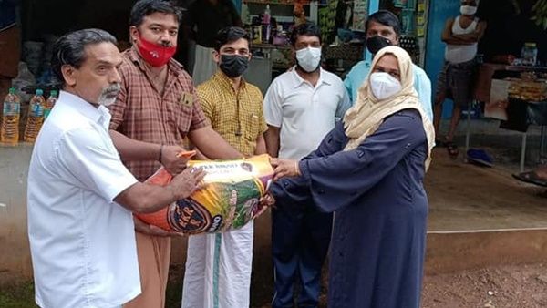 ഫുട്ബോള്‍ പ്രവചന മത്സരം: മെഗാ സമ്മാനവും 10000 രൂപയും ദുരിതാശ്വാസ പ്രവര്‍ത്തനത്തിന് നല്‍കി