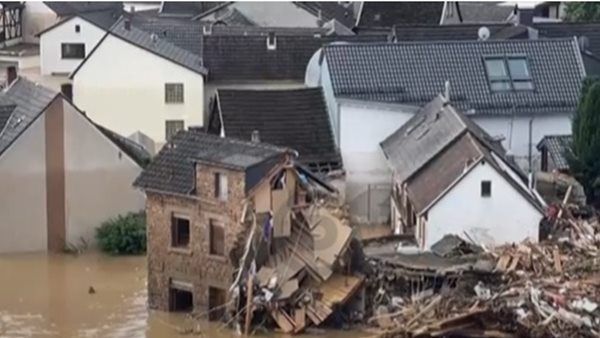 'ജീവൻ കയ്യിലെടുത്ത് കുന്നിന് മുകളിലേക്ക് ഓടി', പ്രളയത്തിൽ മുങ്ങിയ ജർമ്മനിയിൽ ദുരിതക്കാഴ്ചകൾ