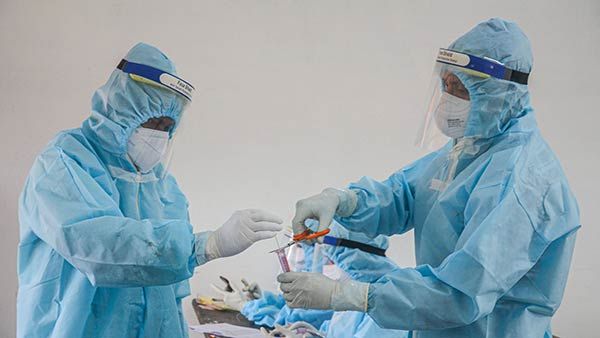 എറണാകുളത്ത് 1624 പേർക്ക് കൊവിഡ്: നാല് ആരോഗ്യപ്രവർത്തകർക്ക് കൊവിഡ്, രോഗികളുടെ എണ്ണത്തിൽ വർധനവ്