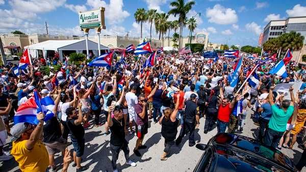 കമ്യൂണിസം തുലയട്ടേ... ക്യൂബയിൽ വൻ പ്രതിഷേധം! വേണ്ടത് സ്വാതന്ത്ര്യം, ഭക്ഷണം, വാക്‌സിന്‍; പിന്നിൽ അമേരിക്ക