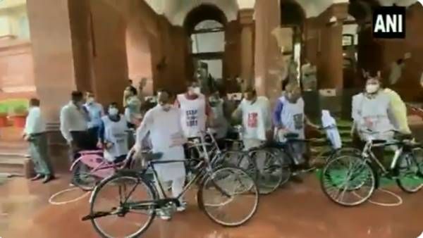 സൈക്കിള്‍ ചവിട്ടി തൃണമൂല്‍ എംപിമാര്‍ പാര്‍ലമെന്റില്‍; ഇന്ധനവില വര്‍ദ്ധനയില്‍ കേന്ദ്രത്തിനെതിരെ പ്രതിഷേധം