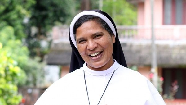 'ഞാനൊരു സ്ത്രീയാണ്,നീതിക്കുവേണ്ടി പോരാടും'; വക്കിൽ പിന്മാറി, സ്വയം കേസ് വാദിച്ച് സിസ്റ്റർ ലൂസി കളപ്പുര