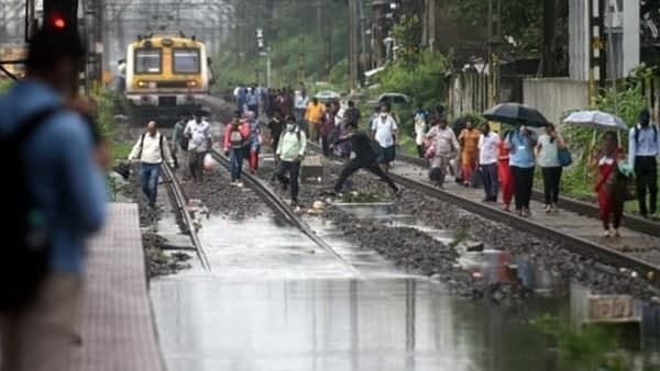 മുംബൈയിൽ ശക്തമായ മഴയും വെള്ളക്കെട്ടും: ലോക്കൽ ട്രെയിൻ സർവീസുകൾ തടസ്സപ്പെട്ടു
