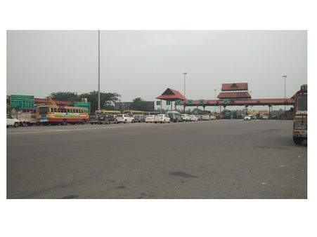 പാലിയേക്കര ടോൾ പ്ലാസയിൽ സംഘർഷം: രണ്ട് ജീവനക്കാർക്ക് കുത്തേറ്റു, പ്രതികളെത്തപ്പി പോലീസ്