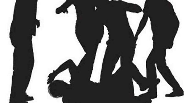 ഹിന്ദുപ്രദേശത്ത് വള വിൽക്കാനെത്തിയ മുസ്ലീം യുവാവിനെ ക്രൂരമായി മര്‍ദ്ദിച്ചു; വീഡിയോ