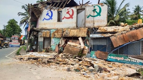 തലശേരി നഗരത്തിലെ ദേശീയപാതയിൽ പാതി പൊളിച്ച കെട്ടിട്ടം അപകട ഭീഷണിയുയർത്തുന്നു